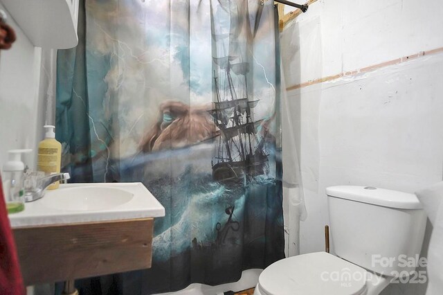 514 S Martin St, Shelby, NC 28150 - full bathroom featuring toilet, curtained shower, and a sink
