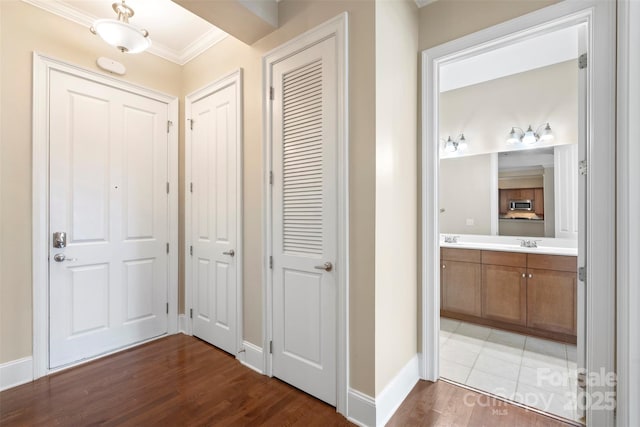 5425 Closeburn Rd Unit 208, Charlotte, NC 28210 - hallway featuring light wood-type flooring, ornamental molding, a sink, and baseboards