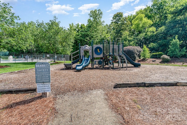 10322 Stoneykirk Ln, Charlotte, NC 28269 - communal playground with fence