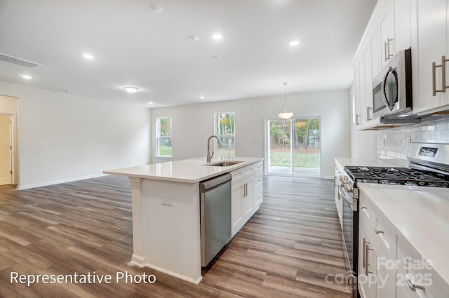 2233 Tabor Rd Unit 586, Sherrills Ford, NC 28673 - kitchen featuring stainless steel appliances, a sink, dark wood-type flooring, an island with sink, and baseboards