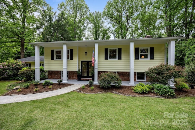 931 Indian Hill Rd, Hendersonville, NC 28791 - raised ranch with a front yard, a porch, and a chimney