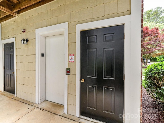 property entrance with elevator