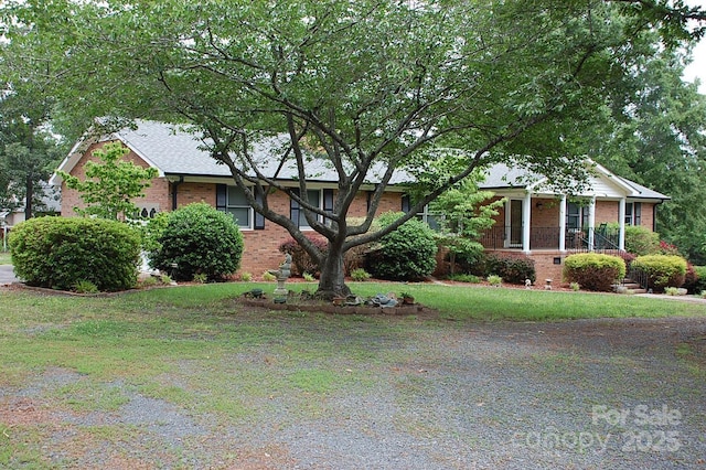 single story home featuring brick siding and a front lawn