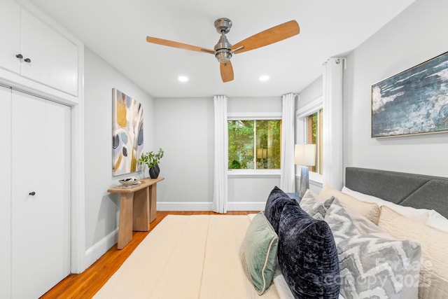 bedroom with light wood-style flooring, baseboards, a ceiling fan, recessed lighting, and a closet