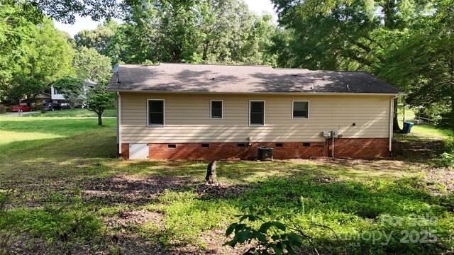 2026 Willow Ridge St, Conover, NC 28613 - rear view of property featuring crawl space, a lawn, roof with shingles, and central AC