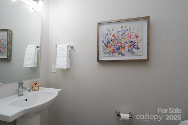 bathroom featuring a sink