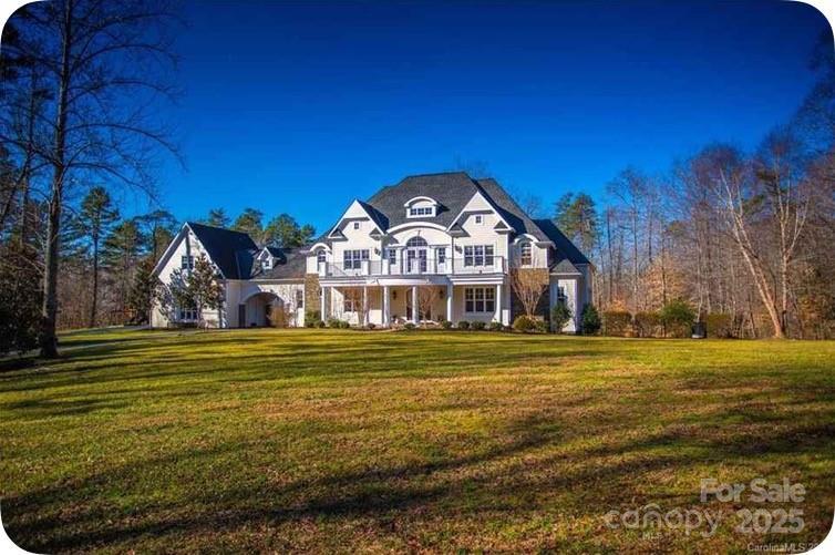 view of front of house with a front lawn and covered porch