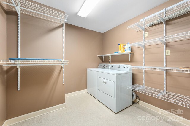 laundry room with independent washer and dryer and baseboards