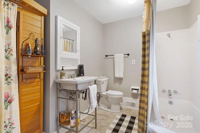 1186 US-70 Hwy, Black Mountain, NC 28711 - full bath with toilet, shower / bathtub combination with curtain, baseboards, and a sink