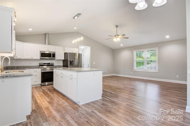 154 Stable Brook Ln, Taylorsville, NC 28681 - kitchen featuring appliances with stainless steel finishes, a sink, a ceiling fan, a center island, and white cabinets