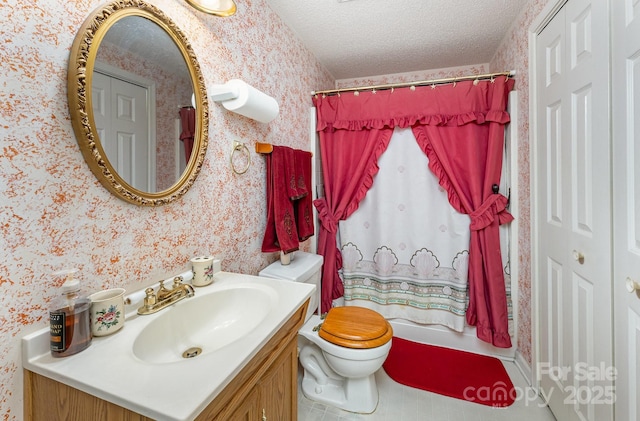 1076 Braxton Dr, Concord, NC 28025 - bathroom featuring wallpapered walls, vanity, a textured ceiling, shower / bath combo, and a closet