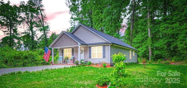 view of front of property featuring a porch and a yard