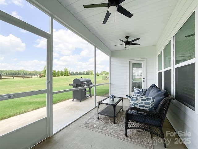 sunroom with ceiling fan