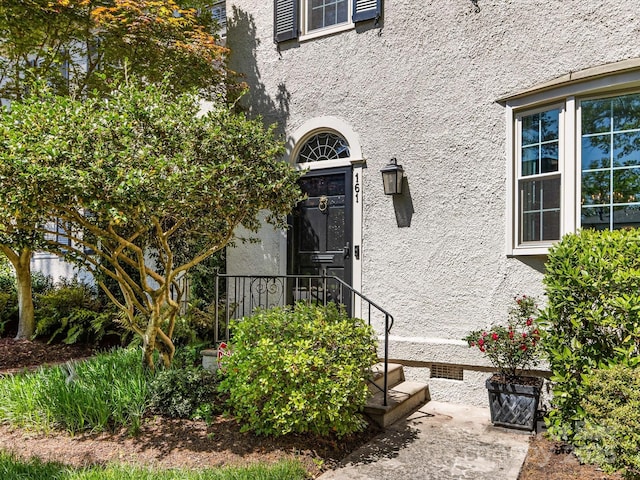 entrance to property with stucco siding