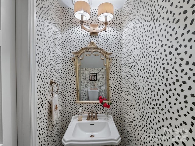 bathroom featuring a sink