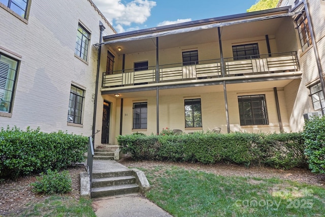view of front of property featuring a balcony