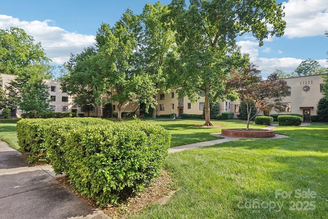 view of property's community featuring a lawn