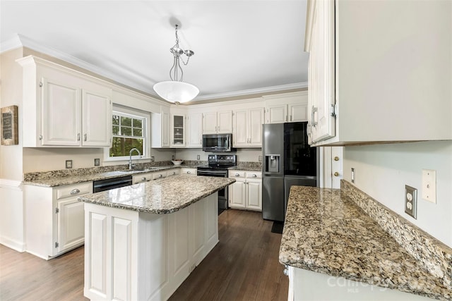 4846 Deer Cross Trl, Charlotte, NC 28269 - kitchen with stainless steel appliances, dark wood-style floors, a sink, a center island, and crown molding