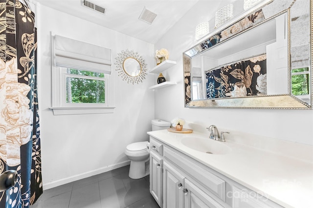 4846 Deer Cross Trl, Charlotte, NC 28269 - full bathroom featuring plenty of natural light, toilet, vanity, and baseboards