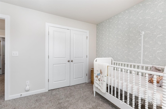 941 Rachel Anne Dr, Belmont, NC 28012 - carpeted bedroom with a closet, a crib, wallpapered walls, and baseboards