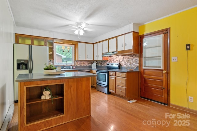 1405 8th Ave NW, Conover, NC 28613 - kitchen featuring electric stove, under cabinet range hood, dark countertops, fridge with ice dispenser, and light wood-style floors