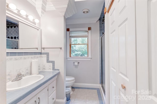 full bathroom with toilet, crown molding, vanity, baseboards, and tasteful backsplash