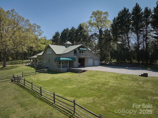 view of front of house featuring gravel driveway, metal roof, and view of wooded area