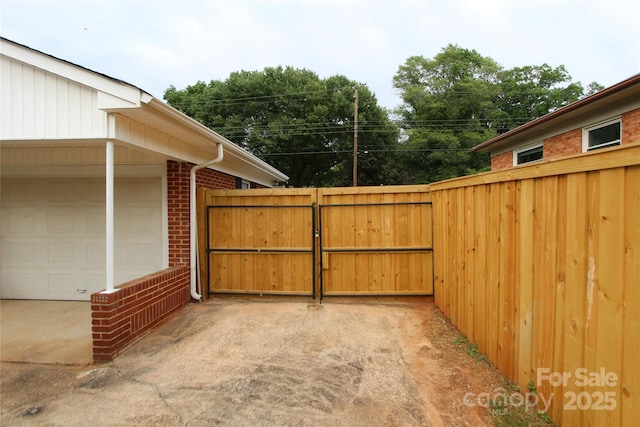 1421 Thompson Ave, Charlotte, NC 28216 - view of yard with a gate and driveway