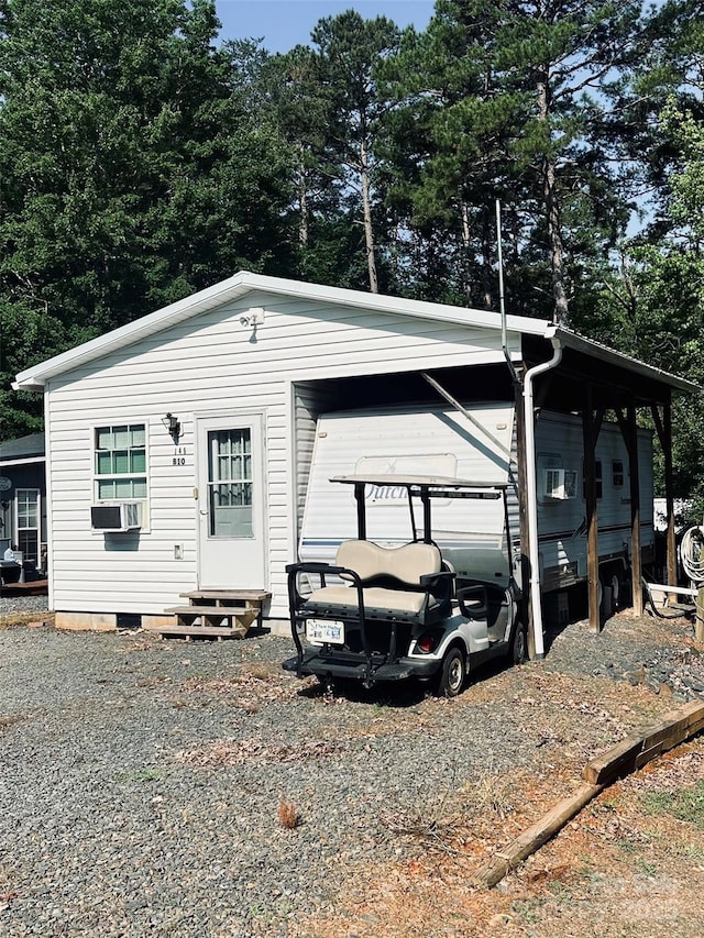 view of front facade featuring entry steps, cooling unit, and crawl space