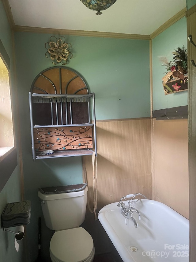 1418 Old Wilkesboro Rd, Salisbury, NC 28144 - full bath featuring a bathtub, toilet, ornamental molding, and a wainscoted wall