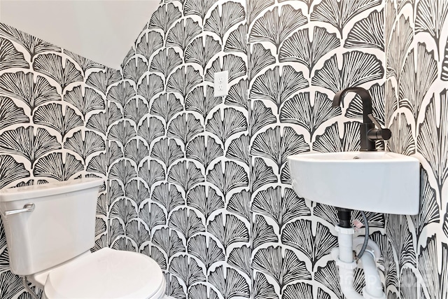 815 E Second Ave, Gastonia, NC 28054 - bathroom featuring toilet and wallpapered walls