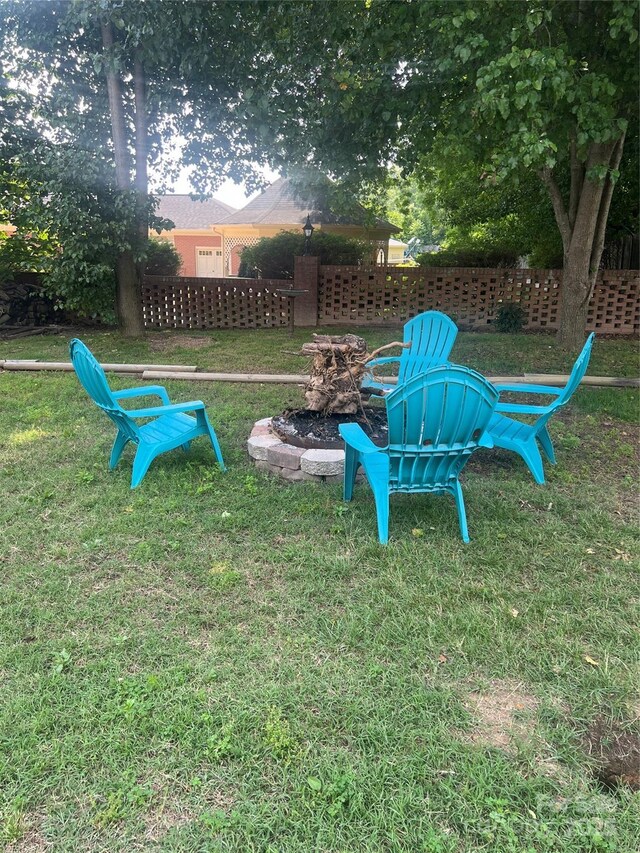 view of yard featuring an outdoor fire pit