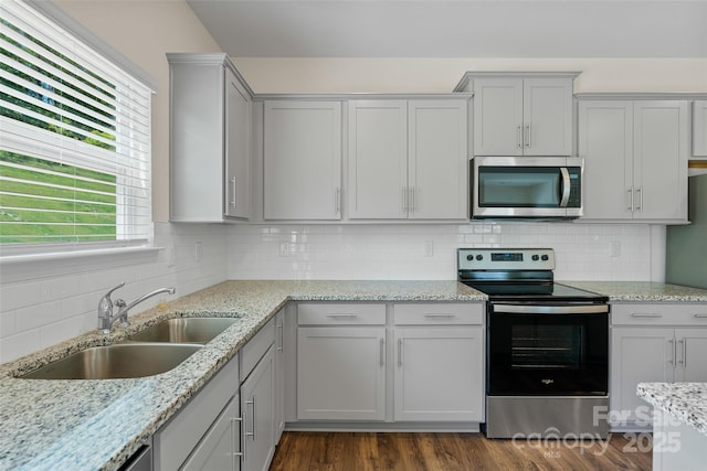 383 Ridgeview Ln, Mars Hill, NC 28754 - kitchen featuring stainless steel appliances, a sink, gray cabinets, decorative backsplash, and dark wood-style flooring