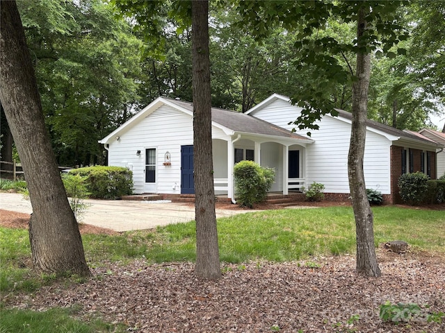 7212 Bradley Ct, Charlotte, NC 28227 - ranch-style home with covered porch and a front lawn