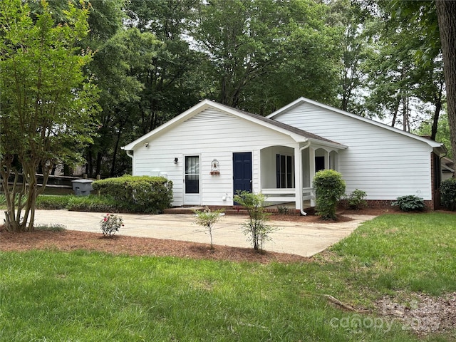 7212 Bradley Ct, Charlotte, NC 28227 - ranch-style home with a front lawn and a porch