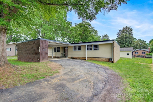 467 16th Ave NW, Hickory, NC 28601 - view of front facade featuring driveway, a front lawn, and an attached carport