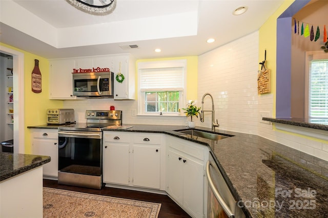 9239 N Vicksburg Park Ct, Charlotte, NC 28210 - kitchen featuring stainless steel appliances, a sink, backsplash, white cabinets, and recessed lighting