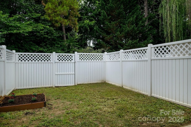 15042 Deshler Ct, Charlotte, NC 28273 - view of yard featuring a garden