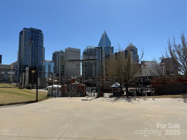 243 Lincoln St, Charlotte, NC 28203 - view of community with fence and a view of skyline