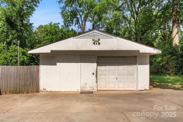 1822 N New Hope Rd, Gastonia, NC 28054 - detached garage featuring fence