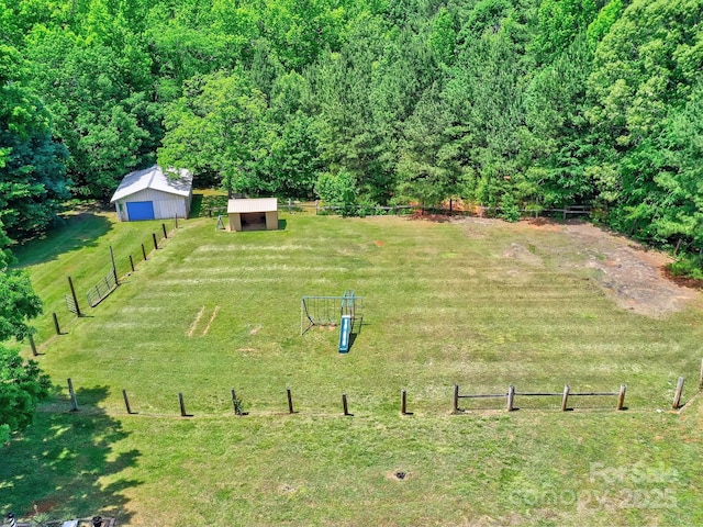 view of yard featuring an outdoor structure
