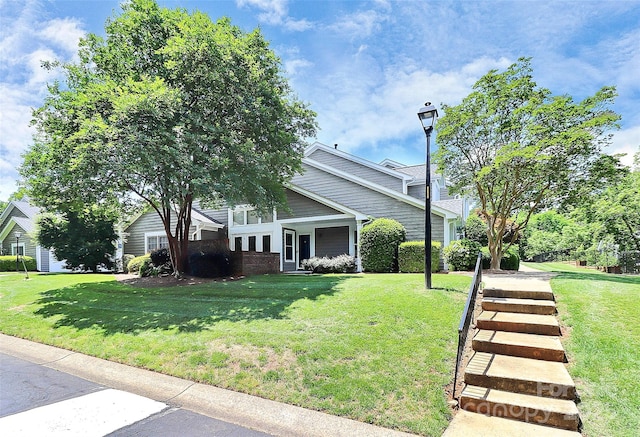 view of front facade featuring a front lawn