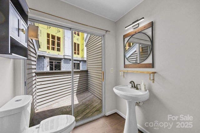 415 W 7th St Unit H, Charlotte, NC 28202 - half bath featuring toilet and baseboards