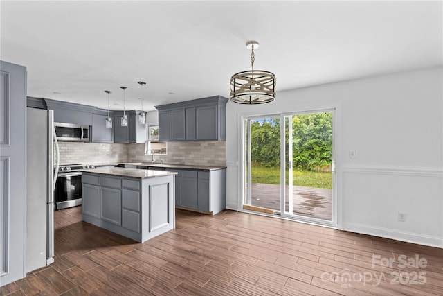 211 Ridgecrest St, Kannapolis, NC 28081 - kitchen featuring stainless steel appliances, gray cabinetry, a chandelier, and tasteful backsplash