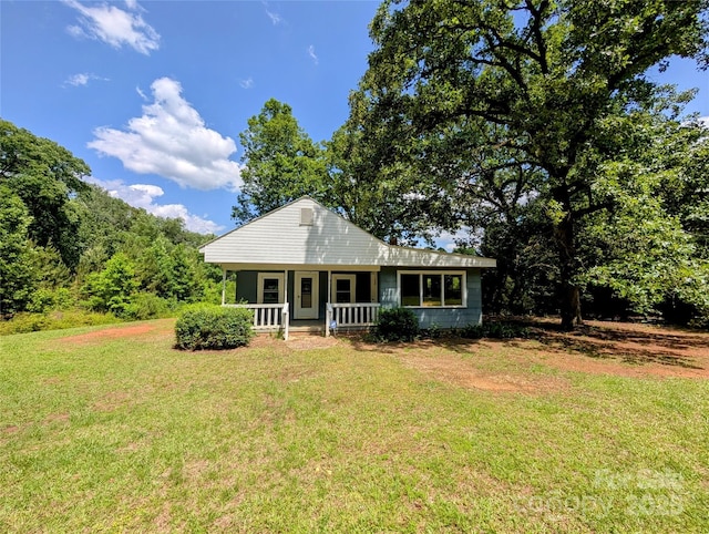 view of front facade featuring a porch and a front yard
