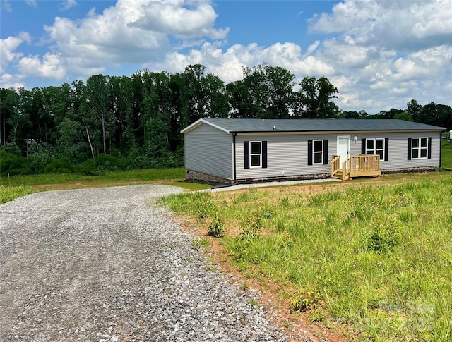 manufactured / mobile home featuring gravel driveway