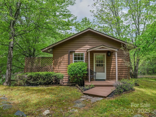 view of front of house with a front yard