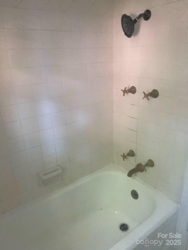 bathroom with tub / shower combination