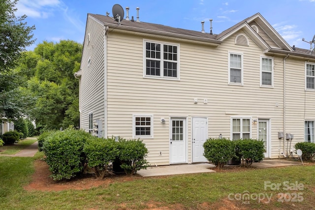5529 Seths Dr, Charlotte, NC 28269 - back of property with a lawn