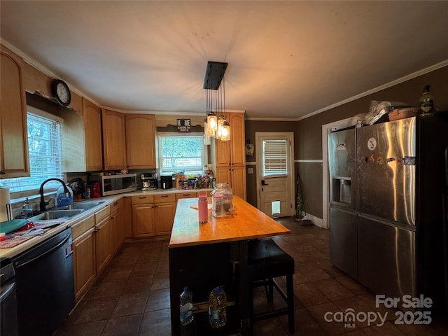 kitchen featuring a sink, stainless steel microwave, dishwasher, fridge with ice dispenser, and ornamental molding